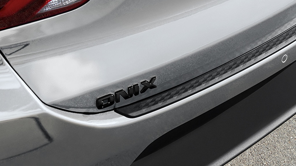 Personaliza tu sedán deportivo 2025 con el emblema Onix en color negro y más accesorios externos originales Chevrolet