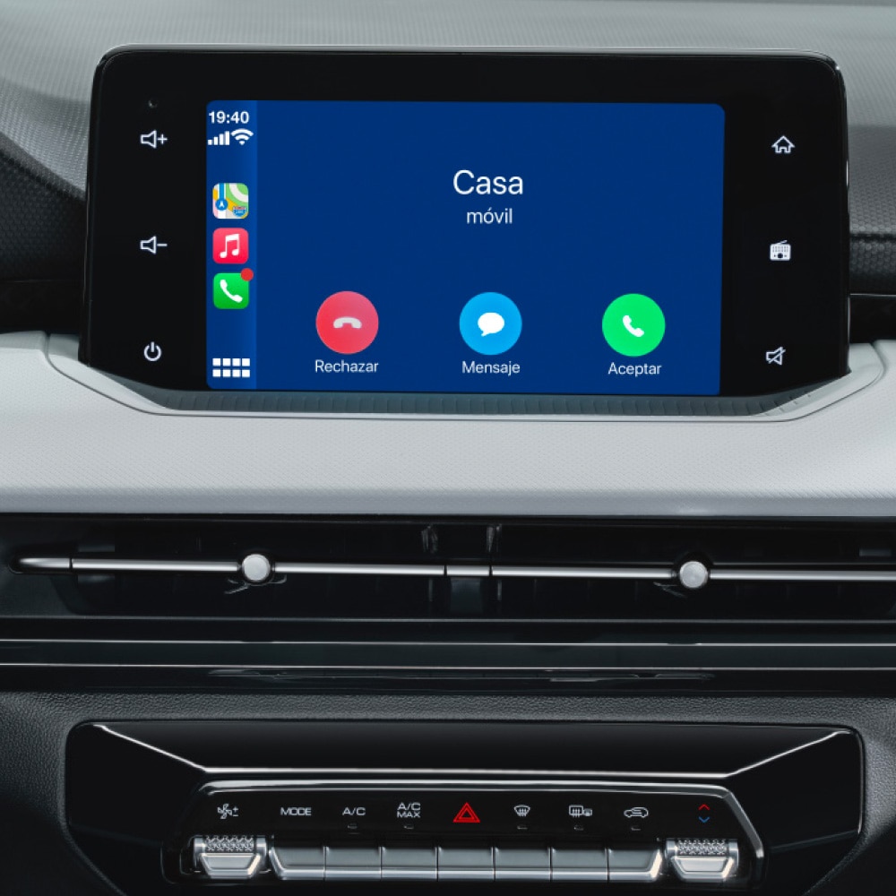 Vista interior Nuevo Chevrolet Aveo Hatchback 2026, monovolúmen con volante deportivo de 3 brazos con controles de audio