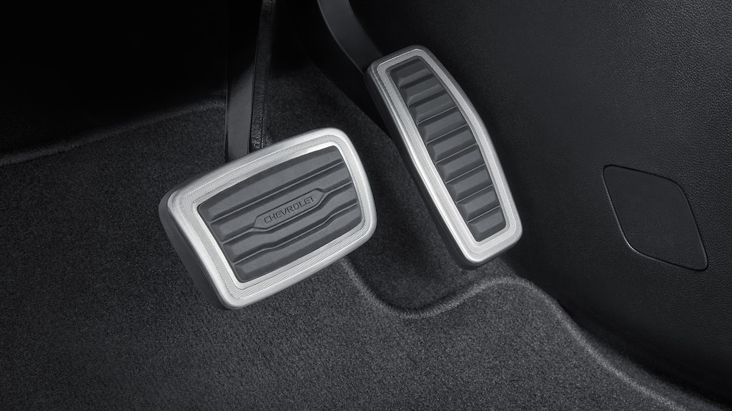 Añade el kit de cubiertas de pedal con acabados brillantes para el interior de tu camioneta mediana, Chevrolet Blazer 2024