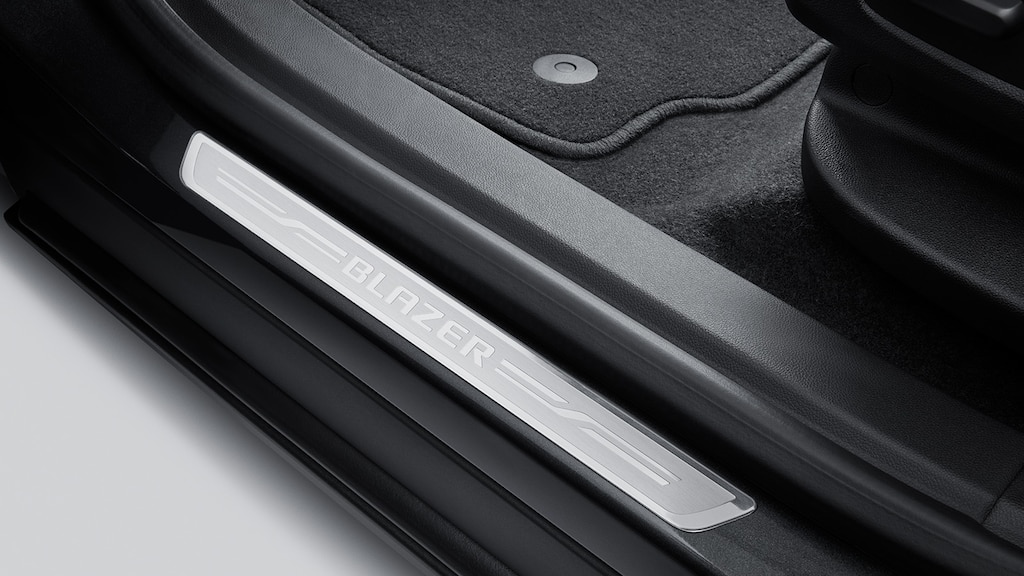 Estrena los protectores de solera frontales con emblema de Chevrolet Blazer 2024, camioneta mediana
