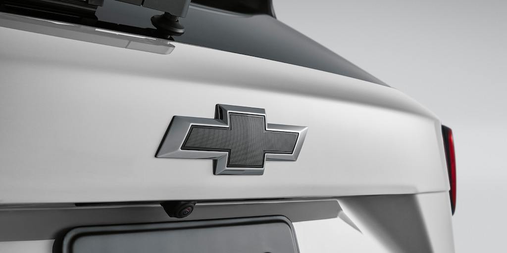 Tu SUV deportiva urbana con emblema negro para Chevrolet Trax 2025