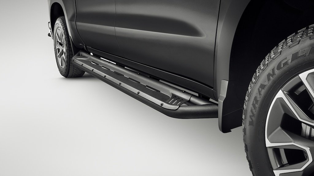 Estribos deportivos en negro con emblema para Chevrolet Silverado Turbo 2024, camioneta de trabajo