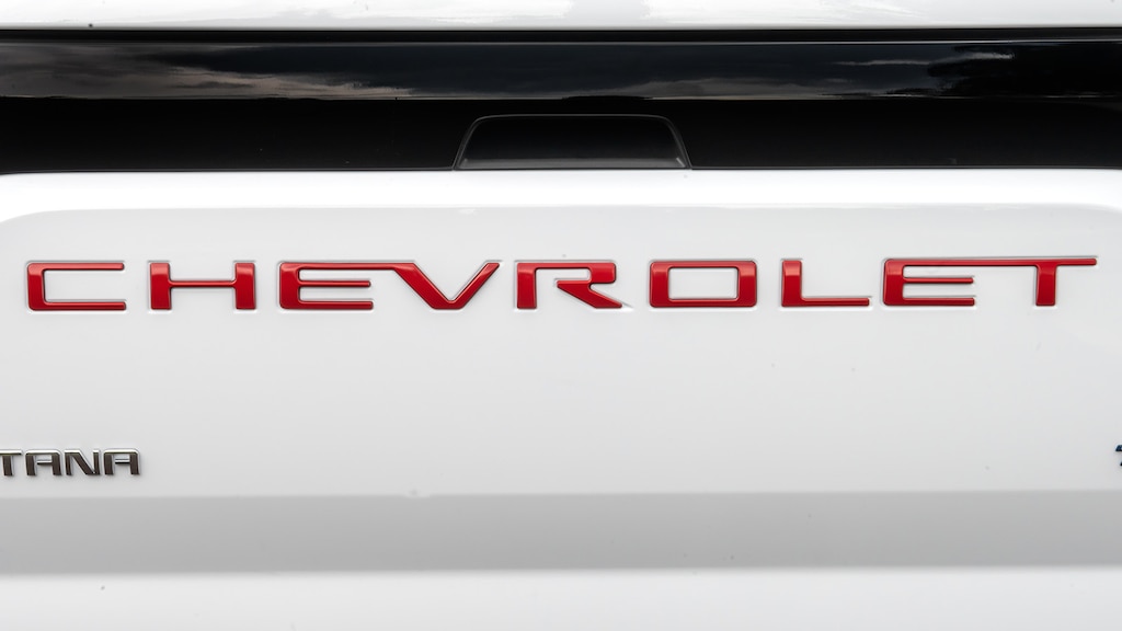 Instala el emblema rojo para la tapa de caja de carga de tu camioneta Chevrolet Montana 2025